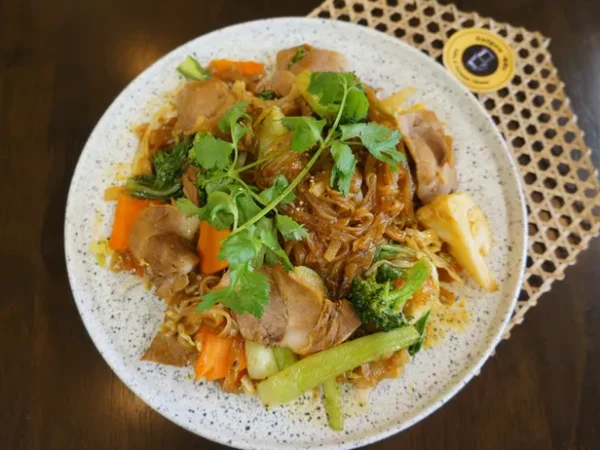 Stir-fried rice noodles with vegetable